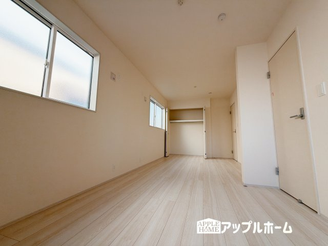 行田市桜町1丁目　平屋新築戸建　の洋室|充分な広さの収納を備え、風通しも良く、大変居心地の良い採光良好な洋室は、快適空間。プライベートの時間もゆったりお寛ぎ頂けそうですね！