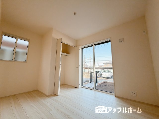 行田市桜町1丁目　平屋新築戸建　の洋室|クローゼット付きの洋室は、収納スペースが豊富で部屋全体がすっきりと片付きやすいのが特徴です。衣類や荷物を整理しやすく、生活感を抑えた洗練された空間を保てます。
