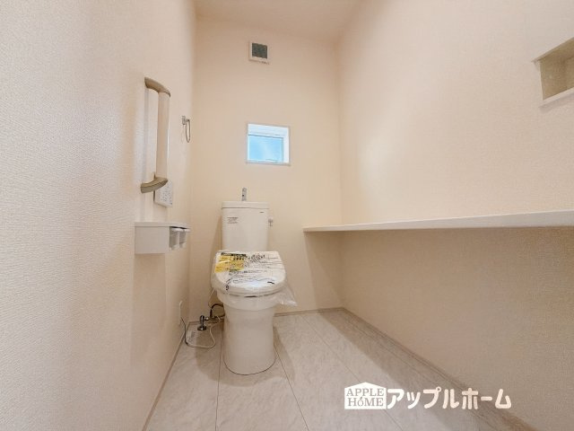 行田市桜町1丁目　平屋新築戸建　のトイレ|白を基調とした清潔感のある明るい空間。温水洗浄便座付きで、毎日快適・清潔に使用できます。操作しやすい壁面リモコンを採用しています。