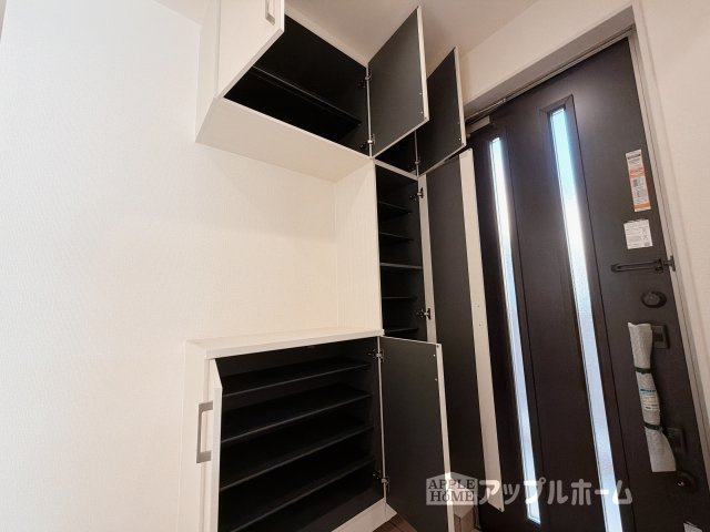 行田市桜町1丁目　平屋新築戸建　の玄関|上下棚にたっぷり靴を収納できます。「ただいま」と玄関を開けた瞬間から、奥に広がる空間を明るい室内を感じられますね♪