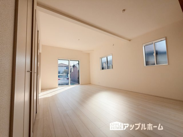 行田市桜町1丁目　平屋新築戸建　の居間・リビング|家族の会話が弾む明るく広々したリビング！窓から差し込む光の温かさを一度ご体感ください☆いつでもお気軽にお問合せOKです！TEL「0120-466263」