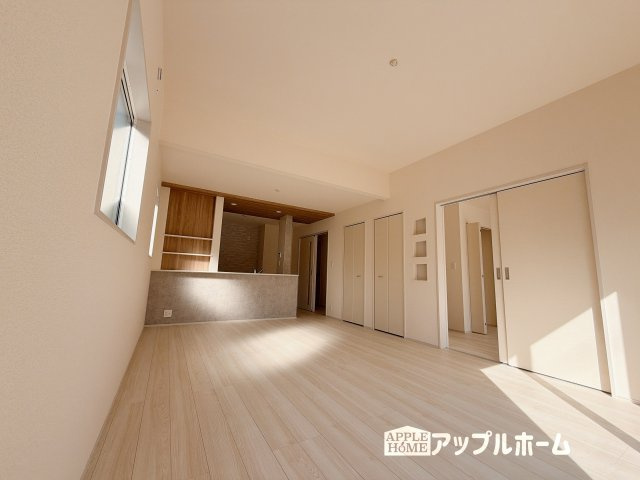 行田市桜町1丁目　平屋新築戸建　の居間・リビング|広々リビング×対面キッチンで家族の会話も弾みます♪家族団らんの秘訣は間取りにあり☆夢のマイホームを一緒に叶えましょう！