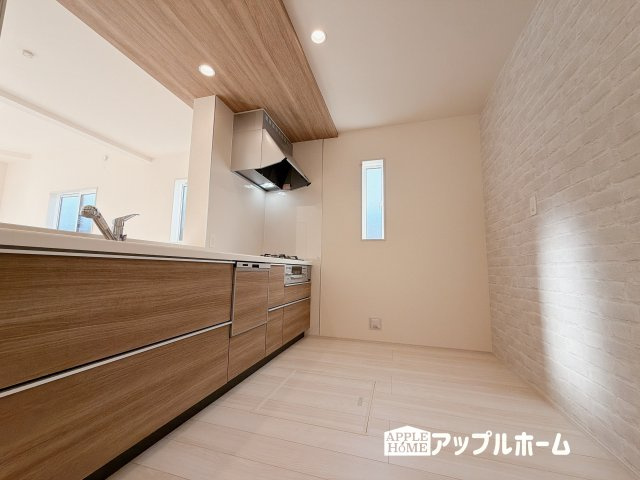 行田市桜町1丁目　平屋新築戸建　のキッチン|リビング・ダイニングで過ごすご家族を見守りながら作業が可能な対面式のキッチン。家事負担を軽減してくれる、食器洗乾燥機付きです。