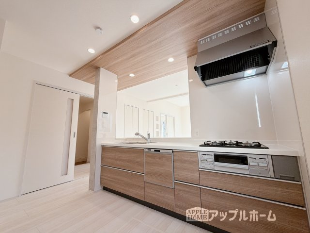 行田市桜町1丁目　平屋新築戸建　のキッチン|対面式キッチンは、家族のコミュニケーションを育み、子育て家族にも好適なプラン！リビングで寛ぐご家族をいつも感じられます♪会話を楽しみながら家事ができ、小さいお子様がいても安心です！