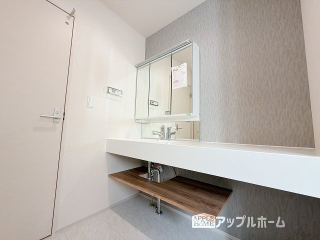 行田市桜町1丁目　平屋新築戸建　の独立洗面台|三面鏡付きの洗面化粧台ですので、たっぷりと収納いただけます。白を基調とした清潔感のある快適空間です。毎日の身支度も気持ち良くお使い頂けます！！