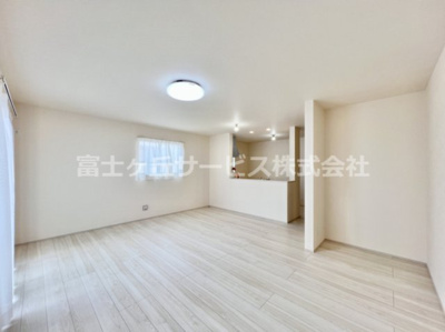 【居間・リビング】 | 田方郡函南町仁田  新築一戸建て A号棟 | 18.75帖のリビングダイニングです