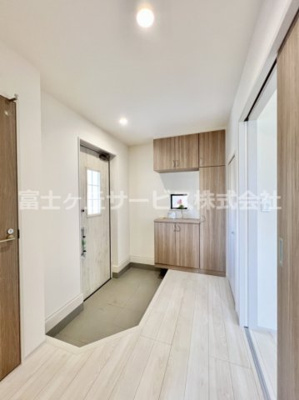 【玄関】 | 田方郡函南町仁田  新築一戸建て A号棟 | 収納もある玄関です