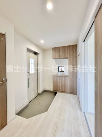 【玄関】 | 田方郡函南町仁田  新築一戸建て A号棟 | 収納もある玄関です