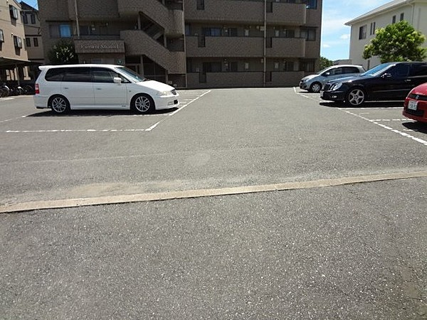 エクセレント合川Iの駐車場