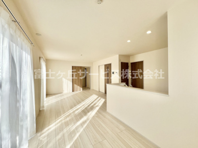 【居間・リビング】 | 沼津市大岡 5期  新築一戸建て C号棟 | 17帖のリビングダイニングです