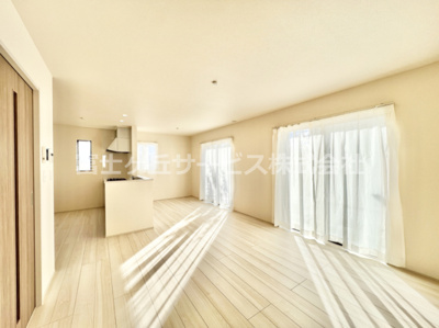 【居間・リビング】 | 沼津市大岡 5期  新築一戸建て C号棟 | おしゃれなリビングです