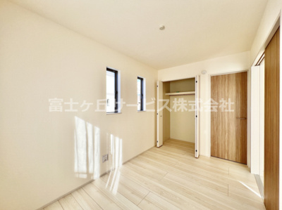 【洋室】 | 沼津市大岡 5期  新築一戸建て C号棟 | リビング横の5帖の洋室です