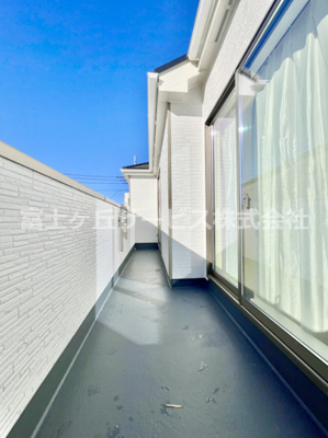 【バルコニー】 | 沼津市大岡 5期  新築一戸建て C号棟 | 開放的で明るい空間を演出してくれるバルコニーです