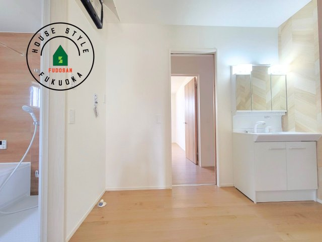 春日市天神山4丁目第1-1棟（1号棟）の内観：施工例|ゆとりの洗面スペースで朝の身支度もスムーズに。暮らしを快適に変えるシャワー付洗面台です！