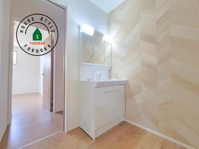 春日市天神山4丁目第1-1棟（1号棟）の内観：施工例|毎日使うものだから清潔な空間を保ちたい水回り。洗面にはそんな願いを解消させてくれる収納アイデアが満載です。三面鏡の裏側にはキャビネットが現れ小物から背の高い物まで収納できます。