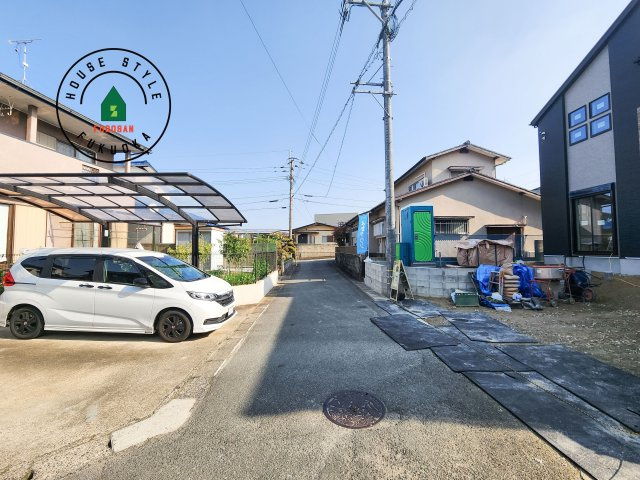 春日市天神山4丁目第1-1棟（1号棟）の前面道路含む現地写真|前面道路は閑静な住宅地をはしる車通りの少ない道路。お車の出し入れが苦手なママや小さなお子様にも安心ですね。しっかり舗装もされているので、ベビーカーや自転車で通っても快適に通行できます。