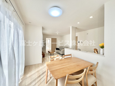 【居間・リビング】 | 沼津市大岡 5期  新築一戸建て D号棟 | 17帖のリビングダイニングです