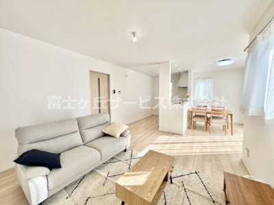 【居間・リビング】 | 沼津市大岡 5期  新築一戸建て D号棟 | こちらのリビングで趣味の時間をお楽しみください