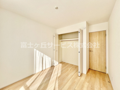 【洋室】 | 沼津市大岡 5期  新築一戸建て D号棟 | 5.25帖の洋室です