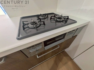 多数の調理器具を同時に使用でき、料理の効率化が可能。省エネで節約になり、様々な料理スタイルに適応できます。また、火力調整が独立しており、手入れや掃除もしやすく、今よりもっとお料理が楽しくなるかも。