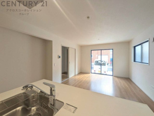 キッチン前のダイニングスペース　カウンターキッチンから料理の受け渡し等に便利です。ダイニングセットを置いても十分な広さを確保。