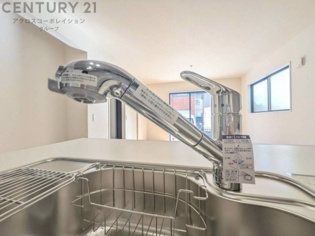 浄水機能付キッチン水栓は、飲み水や調理水の品質を向上させ、健康と安全をサポートします。便利な直飲みや炊飯用水として利用でき、ボトル水の買い物やストックの必要がなくなります。