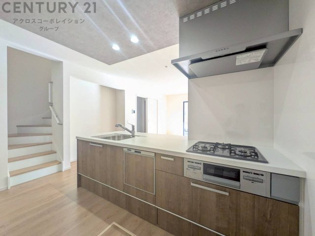 シンプルなデザインと使いやすさを兼ね備えた対面式システムキッチンは、効率的な作業スペースを提供し、家族やゲストとのコミュニケーションを促進します。