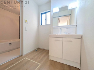 衣服の収納や脱ぎ着や整理整頓がしやすく、湿った衣類を乾燥させるスペースがありカビや臭いの発生を防ぎます。床の汚れを他の部屋に持ち込まず清潔を保つことができます。また快適な入浴環境の整備にも役立ちます。