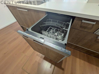 食器洗浄乾燥機は手洗いに比べて時間や労力を節約できます。また、高温のお湯で洗浄されるため、雑菌や細菌を殺菌する効果もあります。さらに、乾燥機能があるため、手で拭く手間も省け衛生的に保管できます。