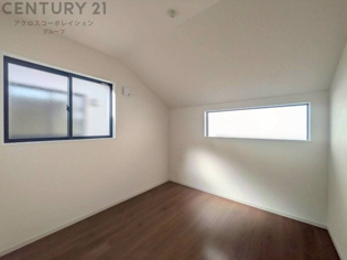 子供部屋…創造性や成長を促す遊びの空間を提供。学習や趣味に集中できる環境を整えます。個別のプライベートスペースは自己表現と自立心を育み、心地よい睡眠環境を整えリラックスできる場所を提供。