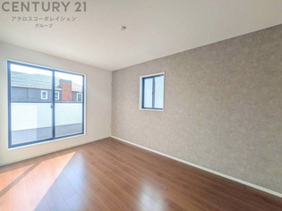 寝室…リラックスできるプライベート空間で、快適な睡眠をサポート。個人の好みに合わせたインテリアや寝具で心地良さを追求。プライベートな時間を過ごし、リフレッシュする場所におすすめです。