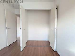 リビングにも収納があり生活用品の収納、掃除道具やお子様のおもちゃなど色々収納出来て便利です。