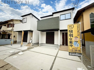 周辺にはスーパーやコンビニ、ドラッグストアなど、日々の買い物に困ることはありません。小学校や公園が近くに有り通学便利で子育て環境も整った住環環境です。