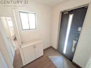 大きな玄関収納付きの玄関です　家族皆様の履物をしっかり収納できます