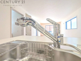 浄水機能付キッチン水栓は、飲み水や調理水の品質を向上させ、健康と安全をサポートします。便利な直飲みや炊飯用水として利用でき、ボトル水の買い物やストックの必要がなくなります。