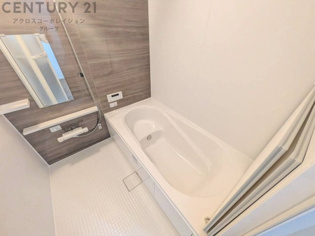 気密性と断熱性に優れ、外気の影響を受けにくく、浴室内の温度を一定に保ちやすいです。特に冬場は、暖房効率が高まり、快適なバスタイムを過ごせます。