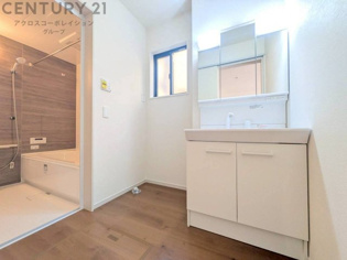 衣服の収納や脱ぎ着や整理整頓がしやすく、湿った衣類を乾燥させるスペースがありカビや臭いの発生を防ぎます。床の汚れを他の部屋に持ち込まず清潔を保つことができます。また快適な入浴環境の整備にも役立ちます。