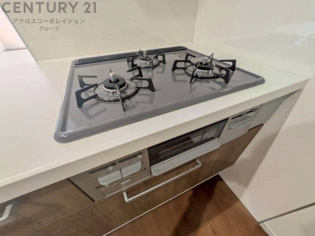 多数の調理器具を同時に使用でき、料理の効率化が可能。省エネで節約になり、様々な料理スタイルに適応できます。また、火力調整が独立しており、手入れや掃除もしやすく、今よりもっとお料理が楽しくなるかも。