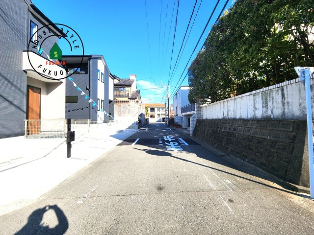 春日市一の谷5丁目第2-4棟（1号棟)の前面道路含む現地写真|前面道路は閑静な住宅地をはしる車通りの少ない道路。お車の出し入れが苦手なママや小さなお子様にも安心ですね。しっかり舗装もされているので、ベビーカーや自転車で通っても快適に通行できます。