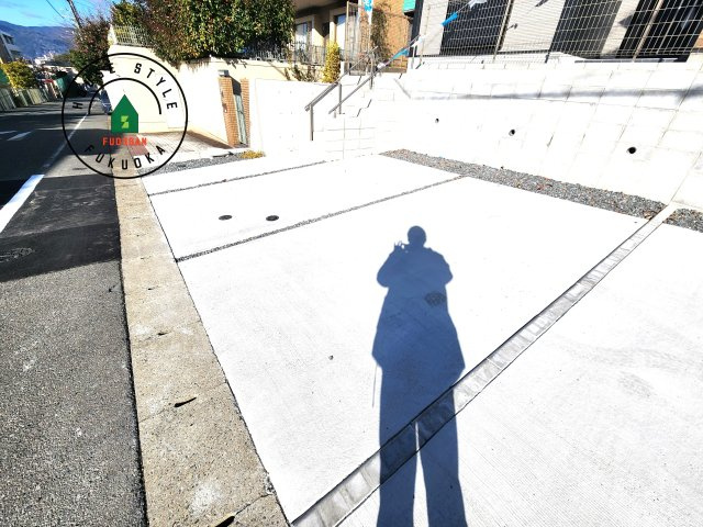 春日市一の谷5丁目第2-4棟（1号棟)の駐車場|広々した駐車場になります。3台並列駐車となります。