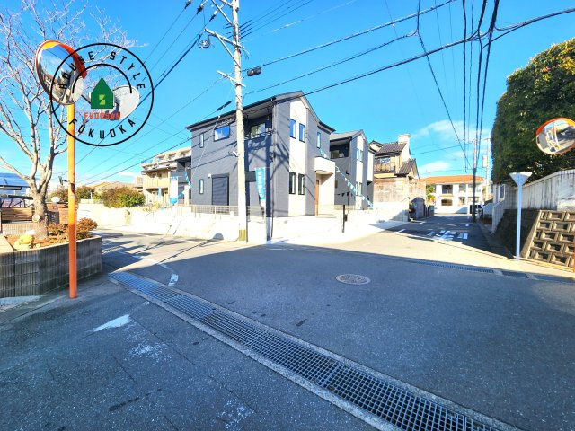 春日市一の谷5丁目第2-4棟（1号棟)の前面道路含む現地写真|見学の時間などお気軽にお問い合わせ下さい。