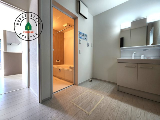 春日市一の谷5丁目第2-4棟（3号棟）の脱衣所|ゆとりの洗面スペースで朝の身支度もスムーズに。暮らしを快適に変えるシャワー付洗面台です！