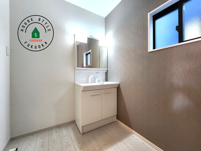 春日市一の谷5丁目第2-4棟（3号棟）の独立洗面台|毎日使うものだから清潔な空間を保ちたい水回り。洗面にはそんな願いを解消させてくれる収納アイデアが満載です。三面鏡の裏側にはキャビネットが現れ小物から背の高い物まで収納できます。