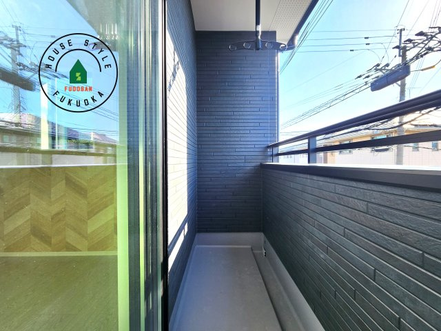 春日市一の谷5丁目第2-4棟（3号棟）のバルコニー|風をしっかりと感じられるバルコニーでは、毎日が洗濯日和です。広々としているので洗濯も楽しくなるでしょうし、気分転換にバルコニーからの眺めを楽しむのもいいでしょう。