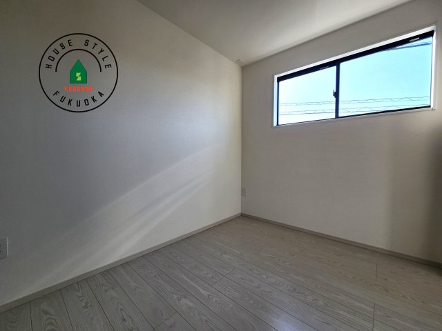 春日市一の谷5丁目第2-4棟（3号棟）の洋室|落ち着いた色調の洋室です。