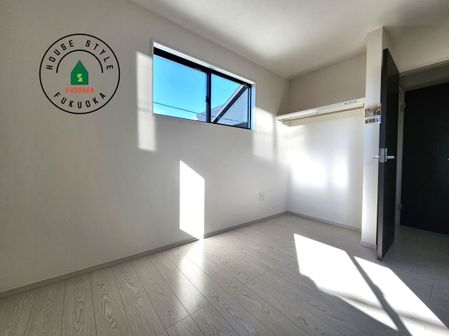 春日市一の谷5丁目第2-4棟（3号棟）の子供部屋|柔らかい陽光が差し込む明るいお部屋を演出する設計。彩光の取れる窓が気持ちの良いお部屋を創り上げます。