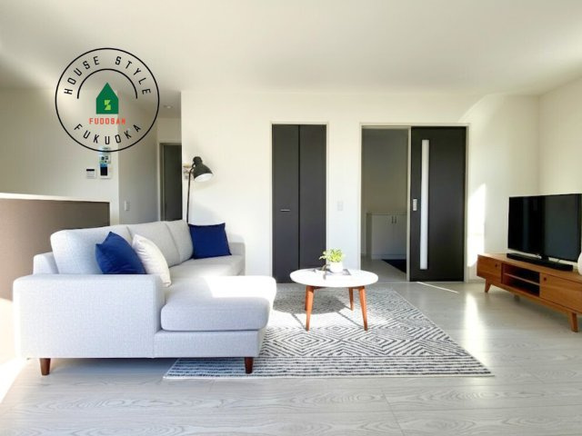 春日市一の谷5丁目第2-4棟（3号棟）の居間・リビング|明るく開放的なリビングダイニングは豊かな陽光が注ぎ込み、やすらぎの空間を演出してくれます。ご家族で楽しいひとときをお過ごし下さい。※家具はCGを合成したものです。