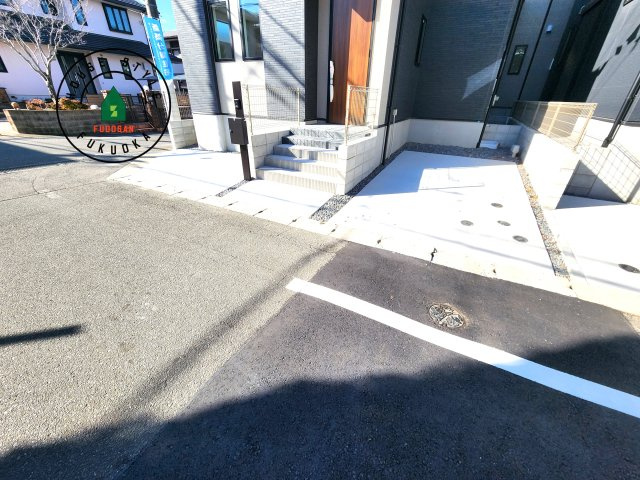 春日市一の谷5丁目第2-4棟（3号棟）の駐車場|広々した駐車場になります。3台並列駐車となります。