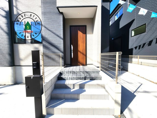 春日市一の谷5丁目第2-4棟（3号棟）の玄関|おでかけの時も帰った時も、「我が家」を最初に感じでもらえる素敵な空間に。