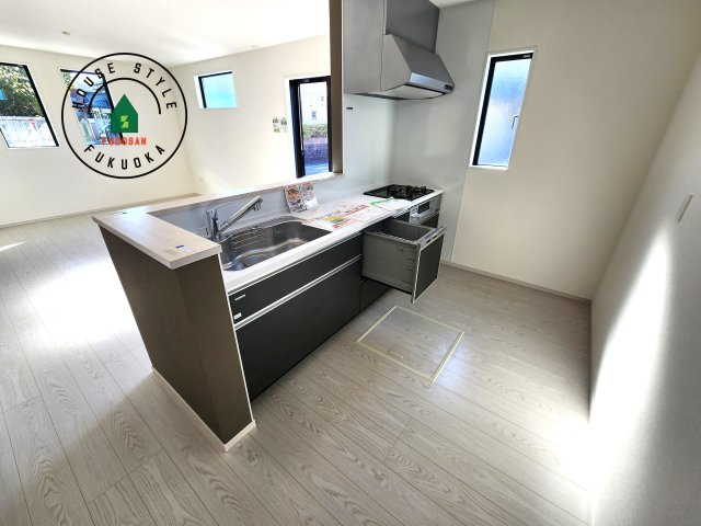 春日市一の谷5丁目第2-4棟（3号棟）のキッチン|ダイニングテーブルへの配膳がラクラク、お料理はかどるカウンター付きシステムキッチン！